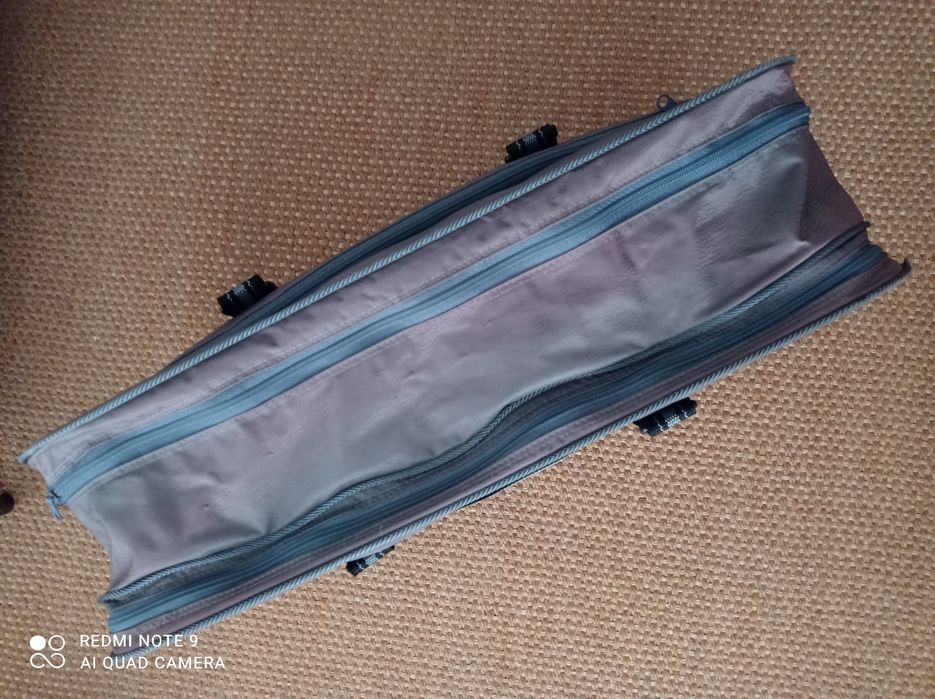 Mala de viagem cinza