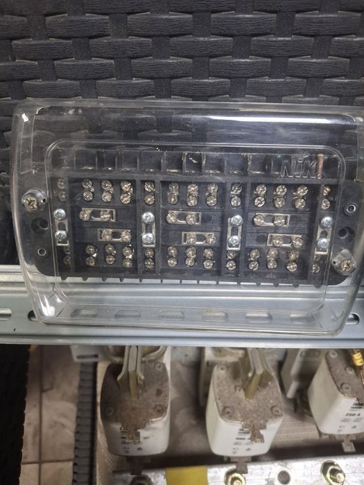 Запобіжники , рубильник.