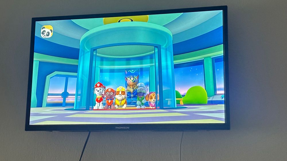 Vendo televisão como nova