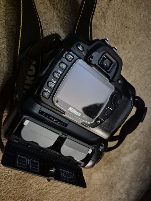 Câmara fotográfica Nikon D80 com punho