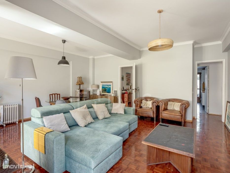 Apartamento T2 com varanda e elevador, em Oeiras.