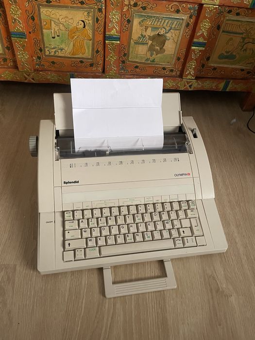 Maquina escrever eletrica a funcionar