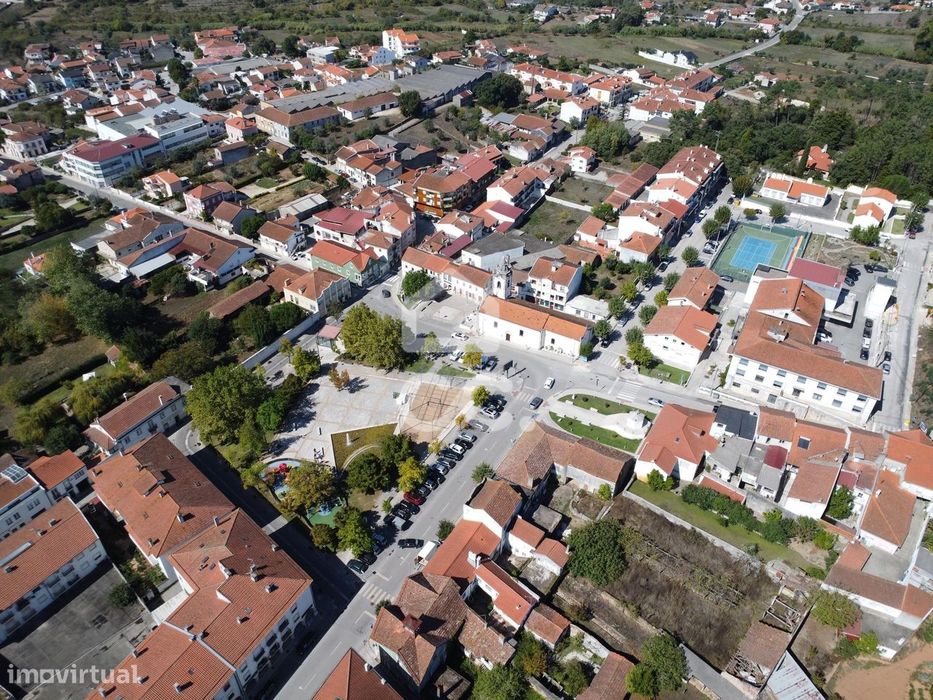 Apartamento com 2 quartos, novo e com estacionamento no centro da Vila