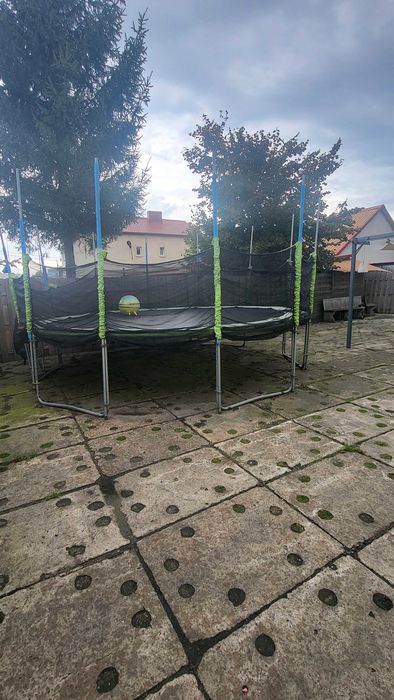 Trampolina ogrodowa duża 4.5 m średnicy.