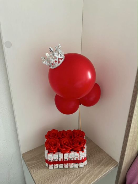 Rosas eternas, chocolates e balões