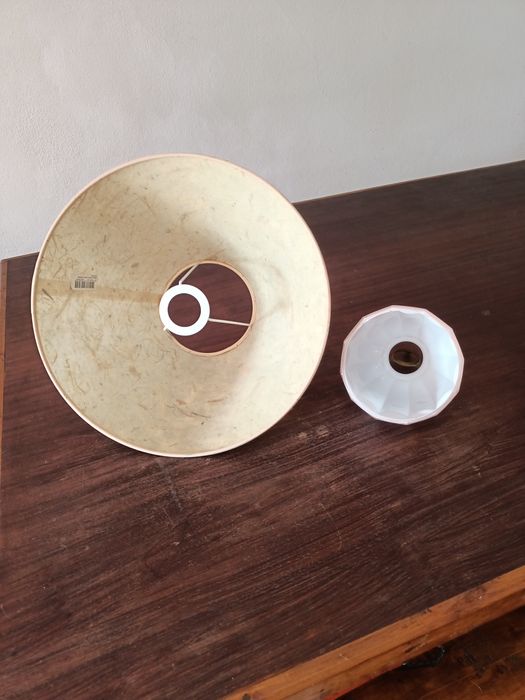 Dois abajoures, um é em loiça cor de rosa.