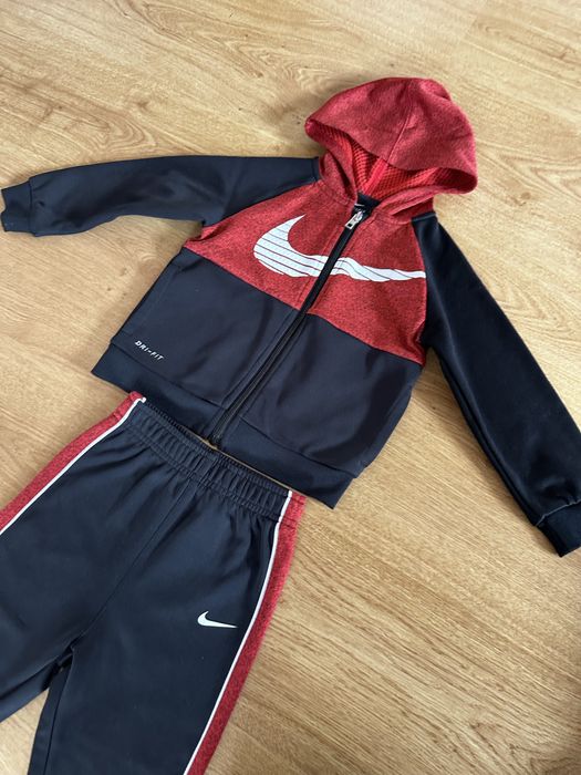 Komplet dresowy Nike Dri-Fit 86-92 czarno czerwony