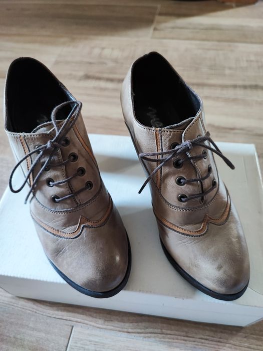 Sapatos de salto com cordão Max