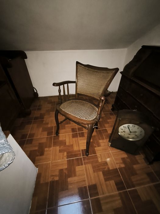Cadeira antiga em bom estado