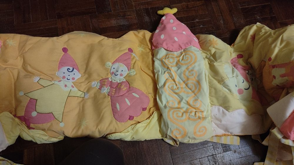 Proteção de cama de grades com decorações