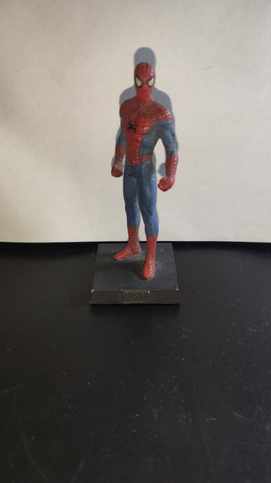 Figuras de chumbo da Marvel e DC ainda com a sua respectiva revista of