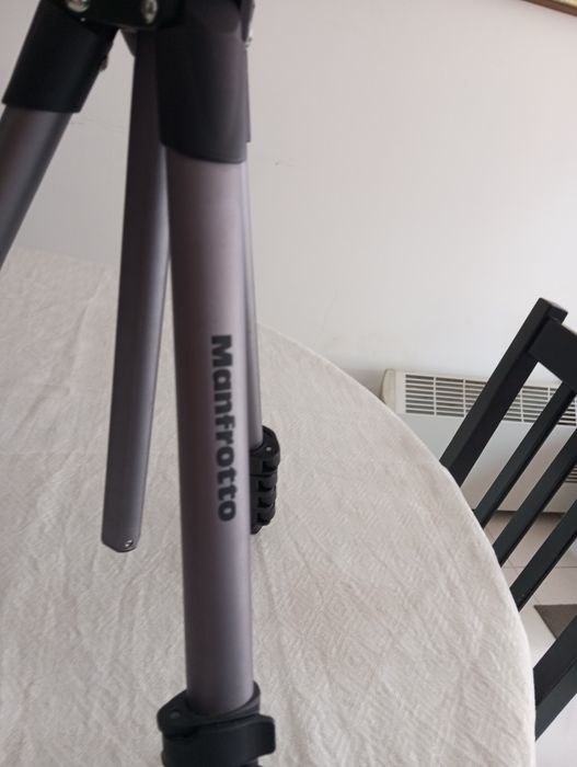 Tripé Manfrotto bom estado