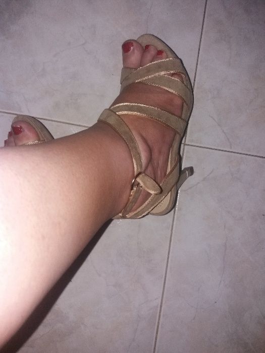 Sandálias novas em péle lindas
