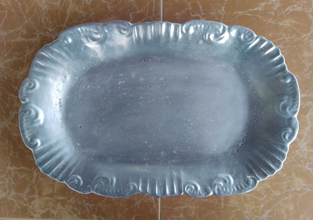 Travessa em metal antiga