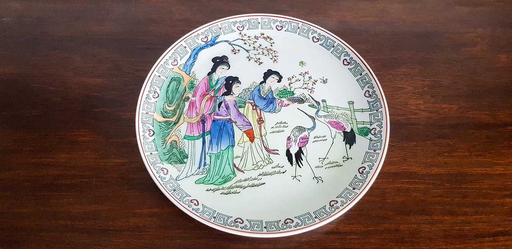 Prato de louça chinesa policromada mulheres e garças (26 cm diâmetro)