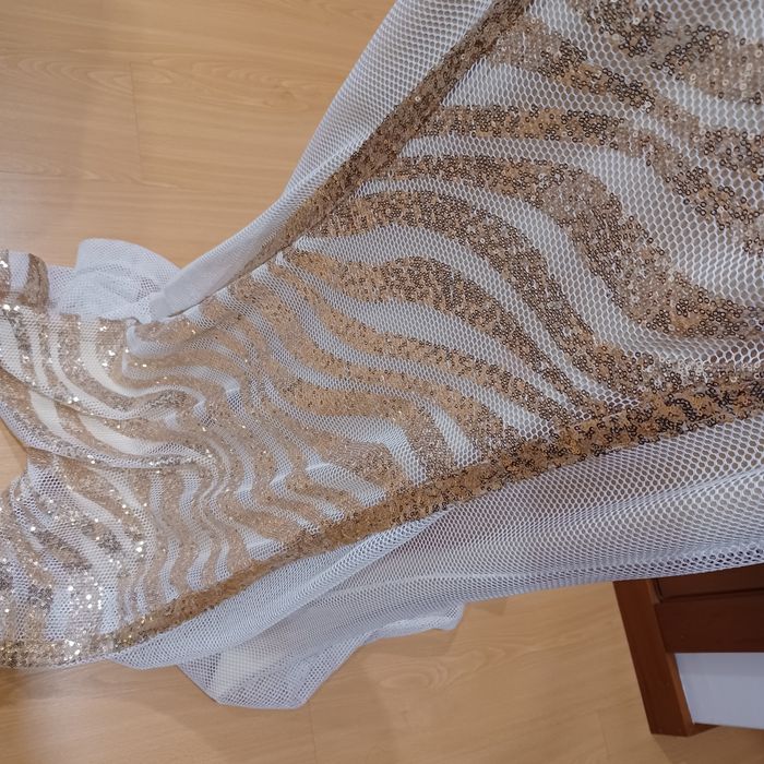 Vestido cerimónia, com lantejolas douradas
