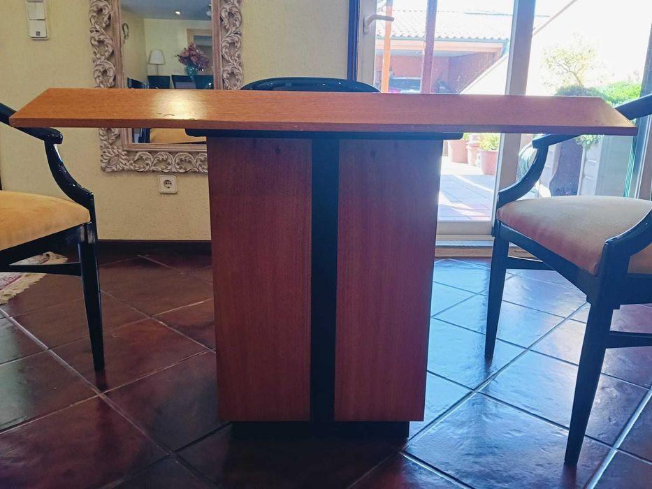 Mesa de Jogos Madeira Pêro Francês + 4 Cadeiras Estilo Oriental Madeira Pêro Francês e estofos em Alcântara
