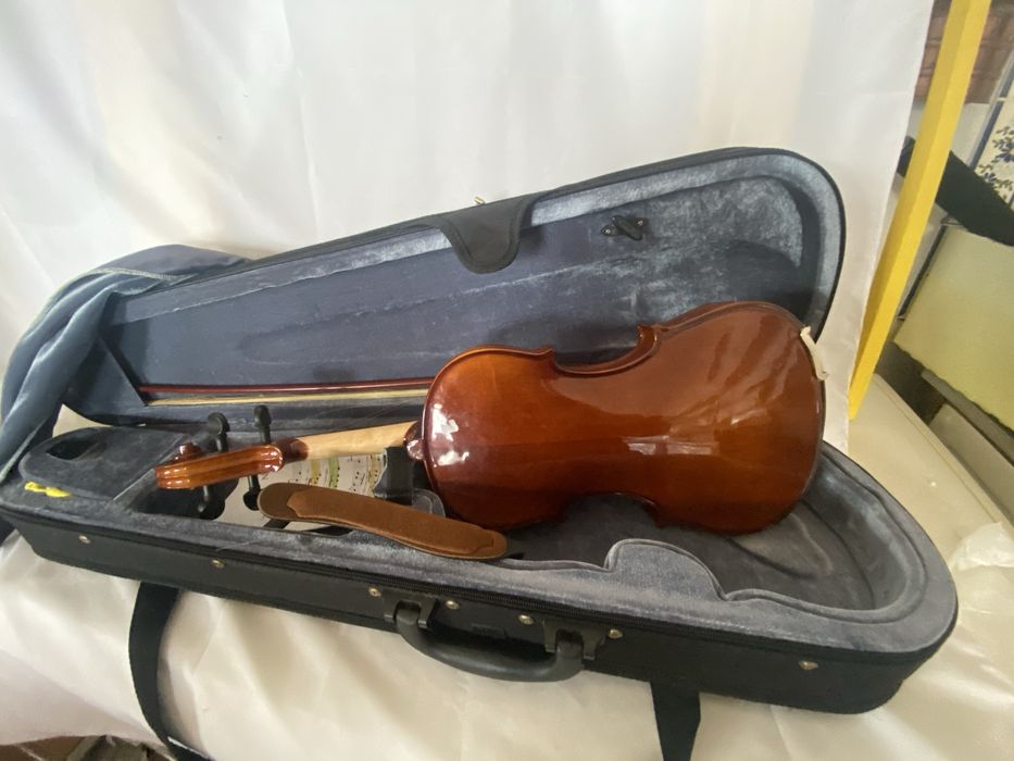 Violino a funcionar no estojo original