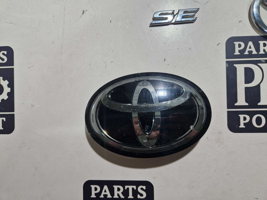 Эмблема переднего бампера Toyota Rav4 Toyota Camry v70 2018 2023