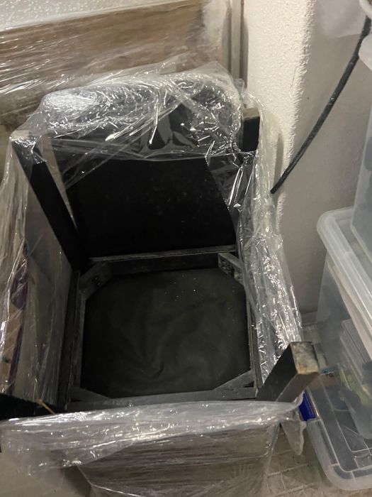 Mesa de madeora bruta com acabamento em Wengue