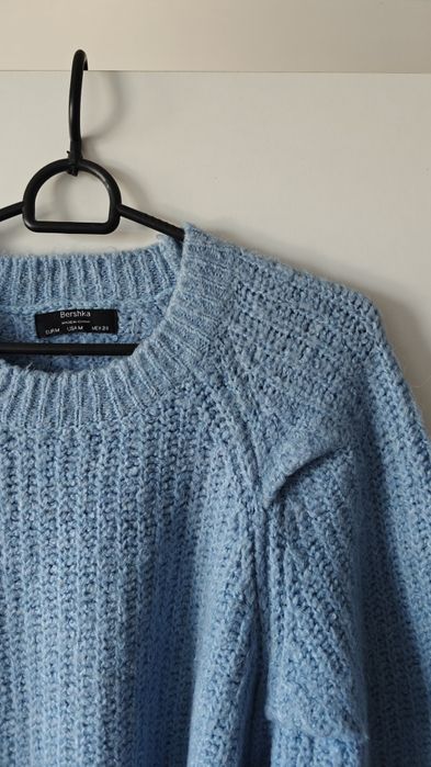 Błękitny/niebieski ciepły crop/krótki sweter z wełną Bershka M