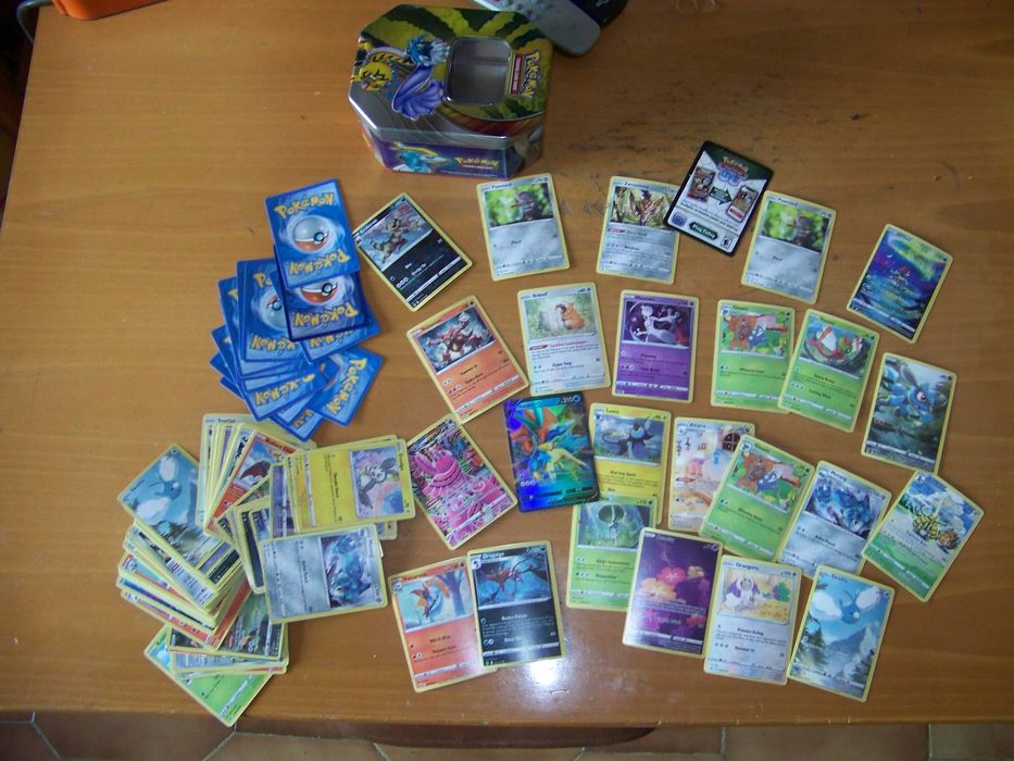 105 cartas POKÉMON + caixa metálica