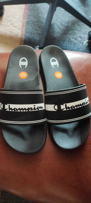 Chinelos da marca Champion, como novos.