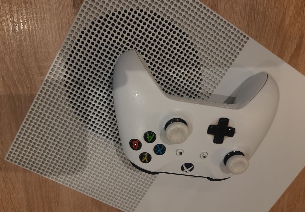 Konsola Xbox One S model 1681 z padem