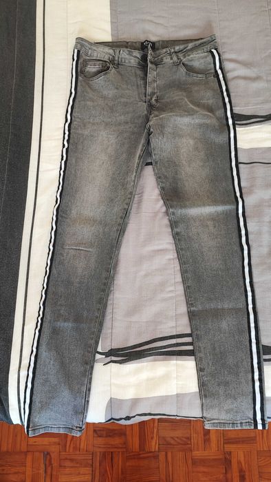 Calças Boohoo Man Super Skinny Cinza com risca Preta e Branca