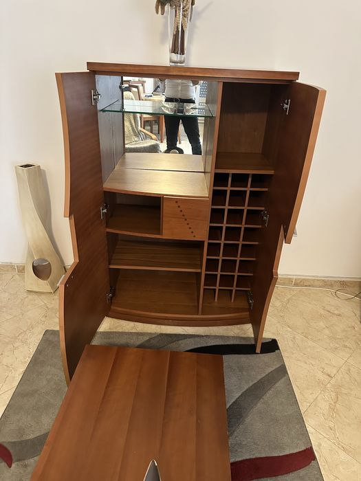 Movel bar modernopara sala. Com espaco para bebidas deitadas ou em pe.