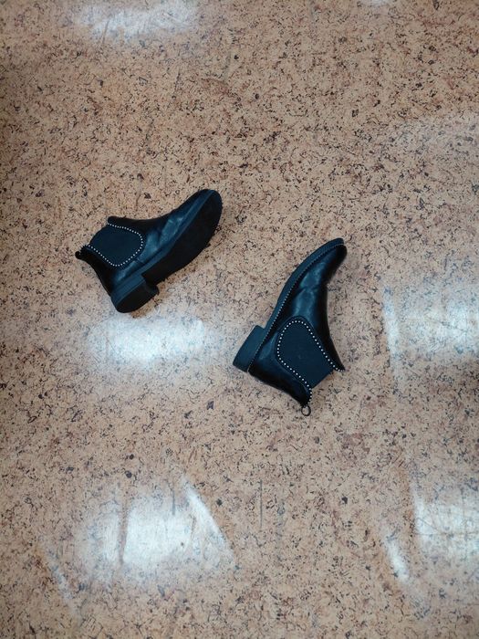 Sapatos para senhoras  cor preta botinha