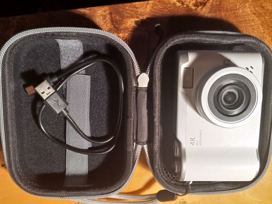 Nowy aparat cyfrowy 4K High defiction odchylanym ekranem.