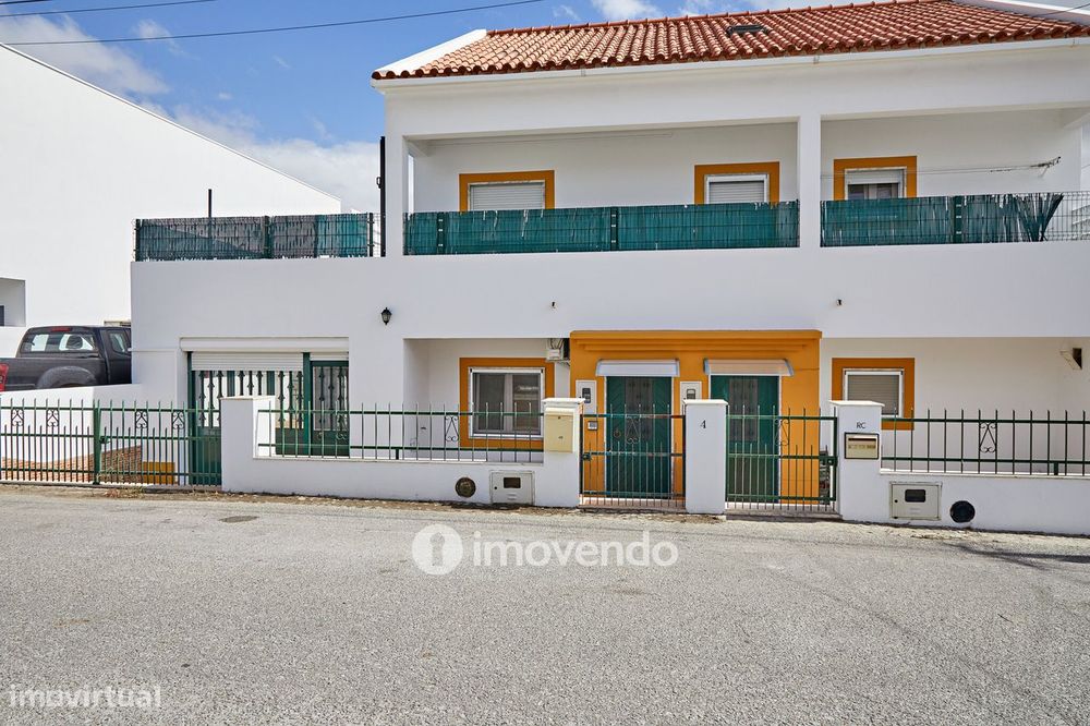 Andar de Moradia T2, com pátio generoso e garagem, em Évora