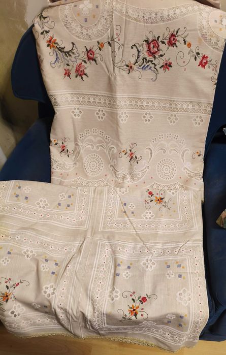 2 toalhas de mesa imitação de ponto cruz e renda