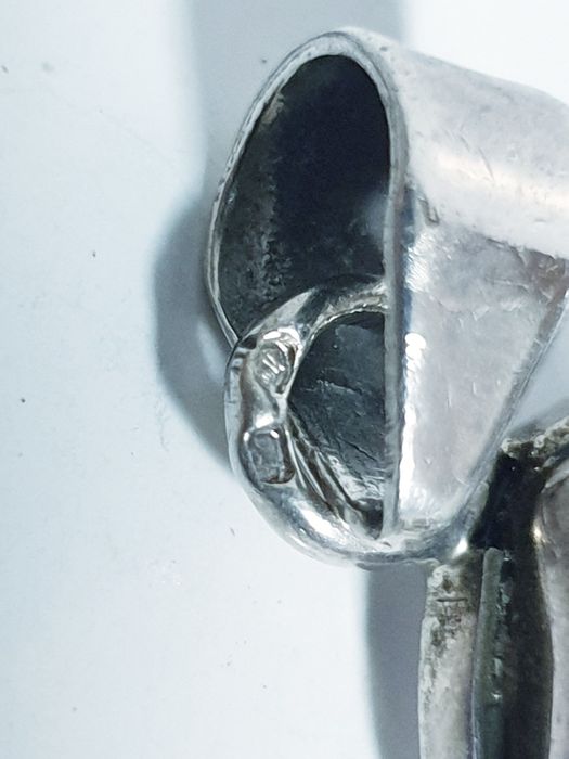 Fantasticos grandes pendentes em prata contrastada com pedras preciosa