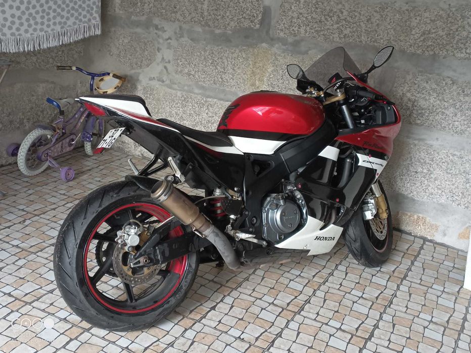 Honda 900 RR em bom estado