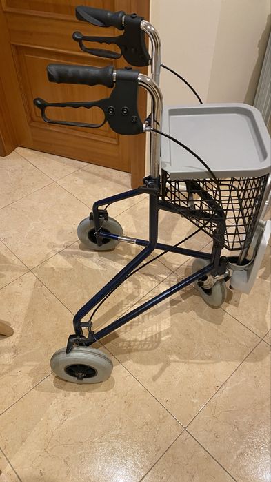 Cadeira de banho e andarilho