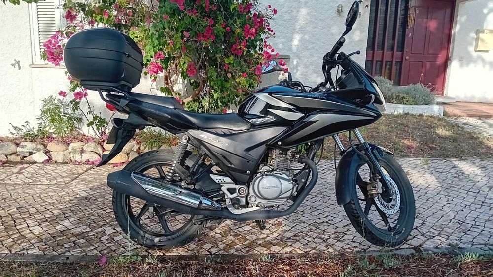 Honda CBF125 em excelente estado