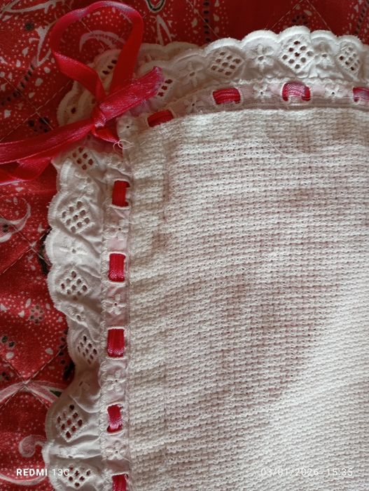 Manta bordada a ponto cruz