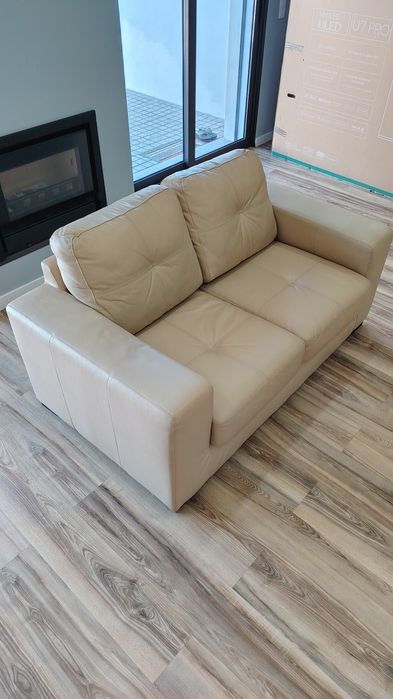 Sofá em pele genuína dois lugares cor creme