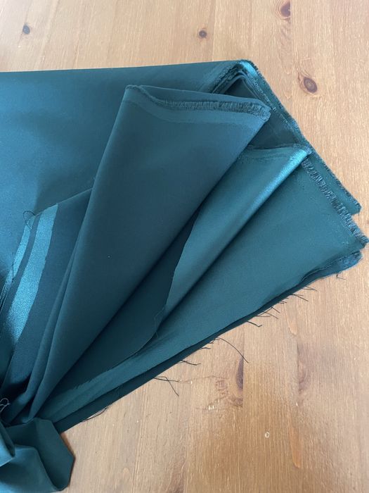 Tecido novo em cetim verde esmeralda + forro a condizer (novo)