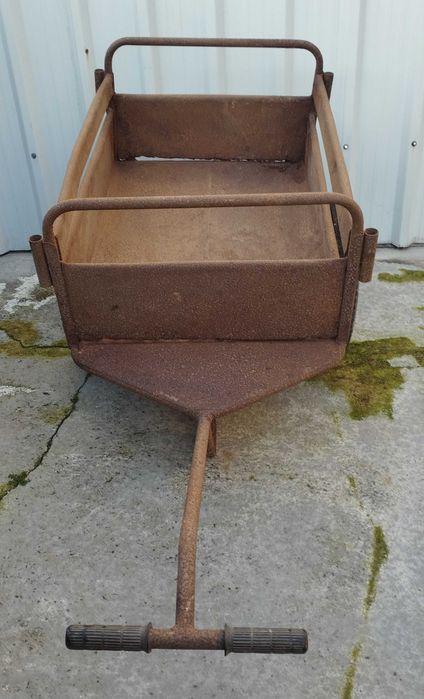 Carro de mão bastante antigo tem mais ou menos 45 anos