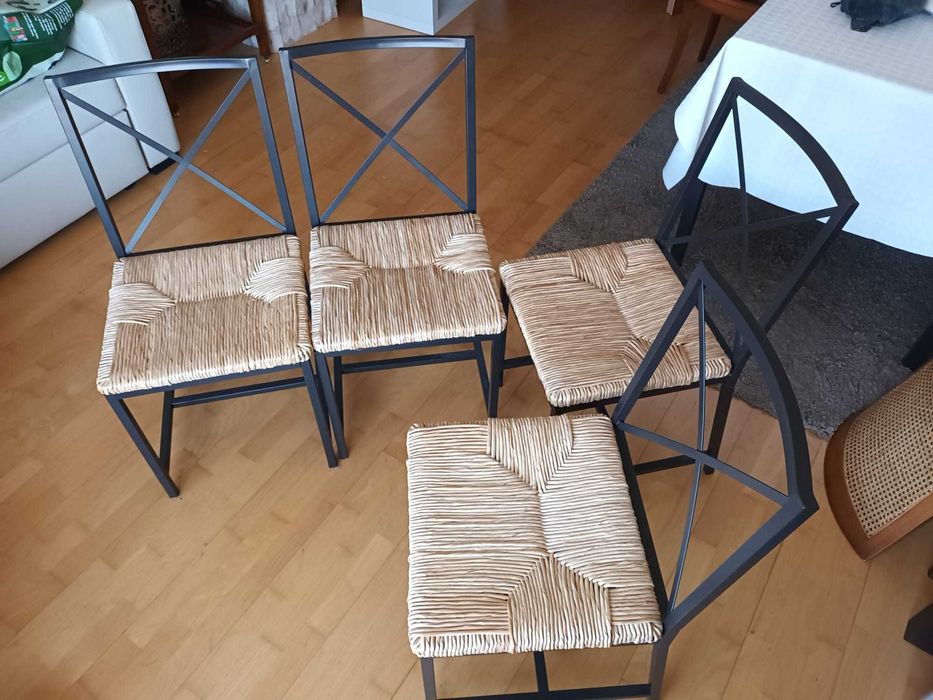 Cadeiras de jantar, em metal preto e palhinha, conjunto de 4.