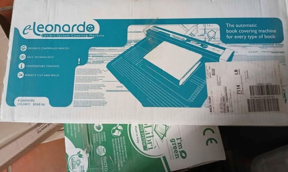 Máquina de encapar livros