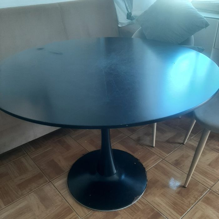 Mesa  redonda,muito prática