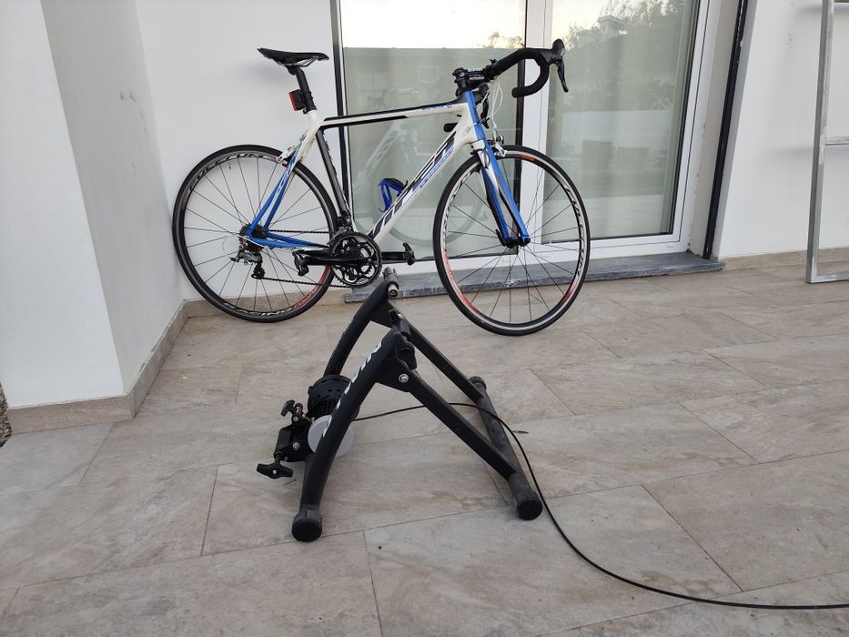 Bicicleta de estrada + rolo de treino