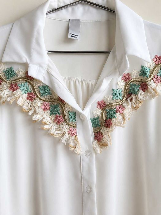 Camisa Branca Meia-Manga com Bordado Flores