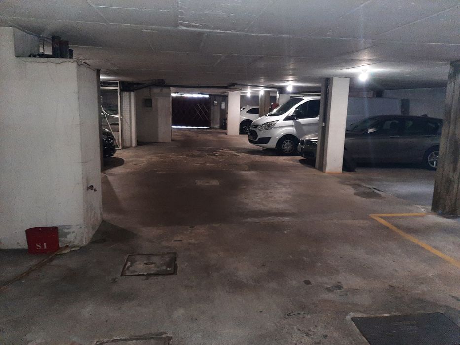 Lugar de garagem junto ao Continente/Lidl do Monte dos Burgos.