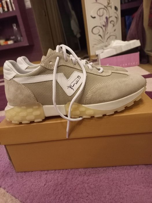 Кросівки жіночі р.40