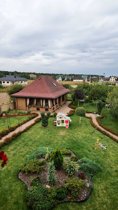 Просторе домоволодіння в передмісті, поблизу лісу!